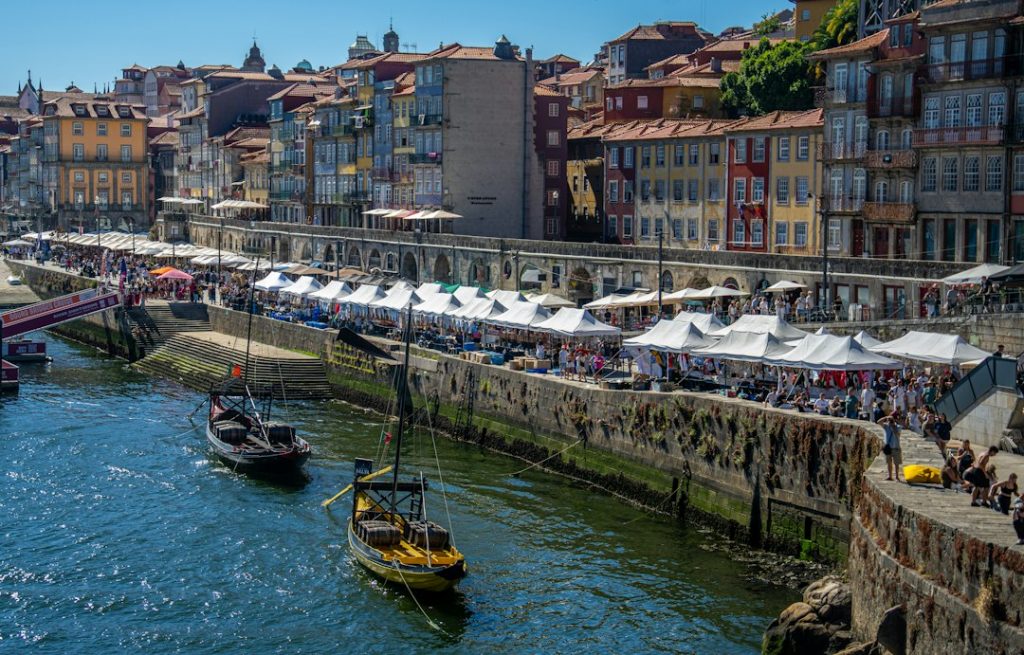 Ambiance méditerranéenne autour d’un marché et d’un port