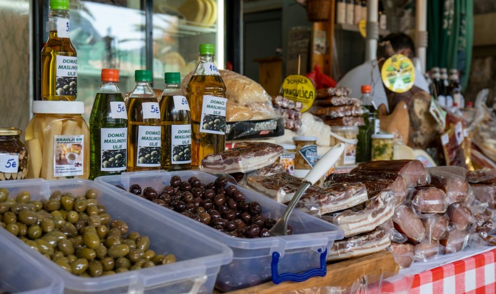 Olives, pain et huile d'olive dans une ambiance méditerranéenne