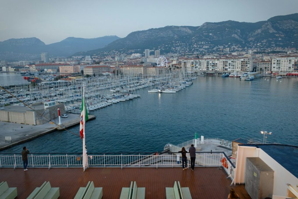 Vue du port de Toulon et de la Méditerranée, illustration d’une découverte culinaire locale