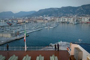 Vue du port de Toulon et de la Méditerranée, illustration d’une découverte culinaire locale