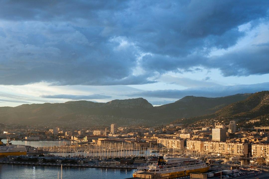 Bâtiments de Toulon près de l’eau