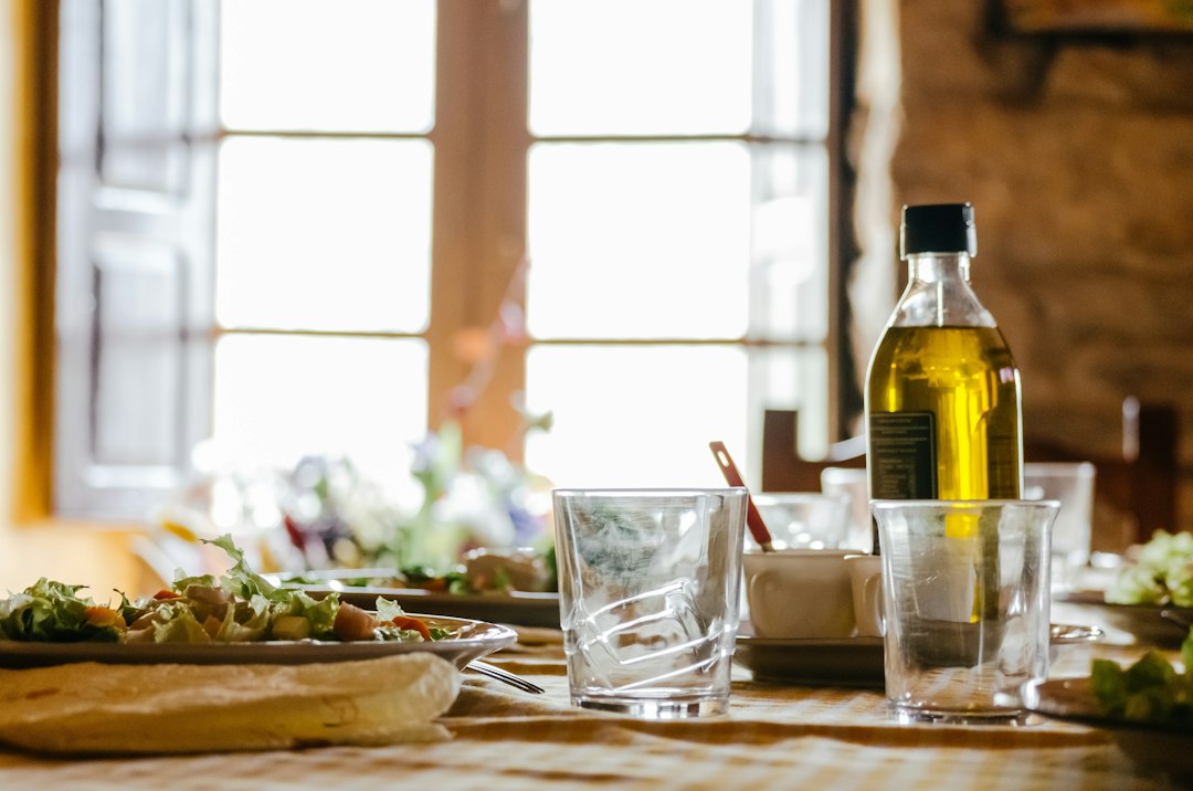 Table avec spécialités et produits de cuisine méditerranéenne