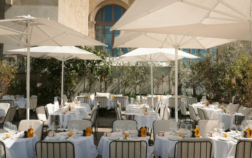 Terrasse de restaurant pour un déjeuner à Toulon