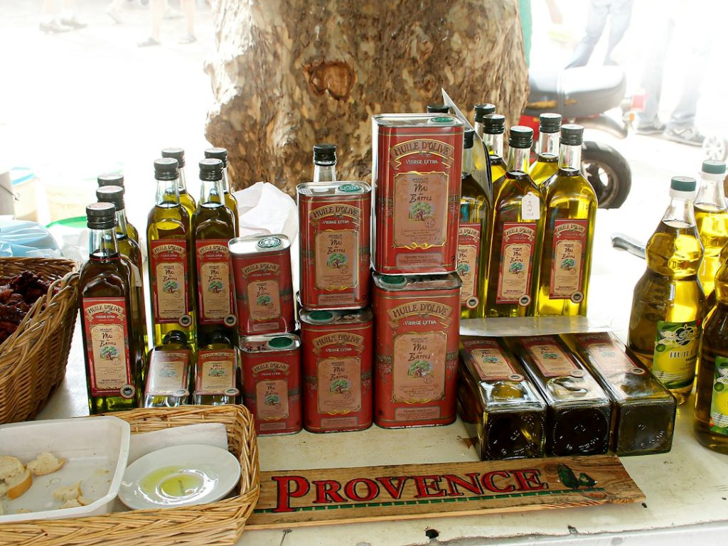 Huiles d’olive et produits méditerranéens évoquant la cuisine provençale