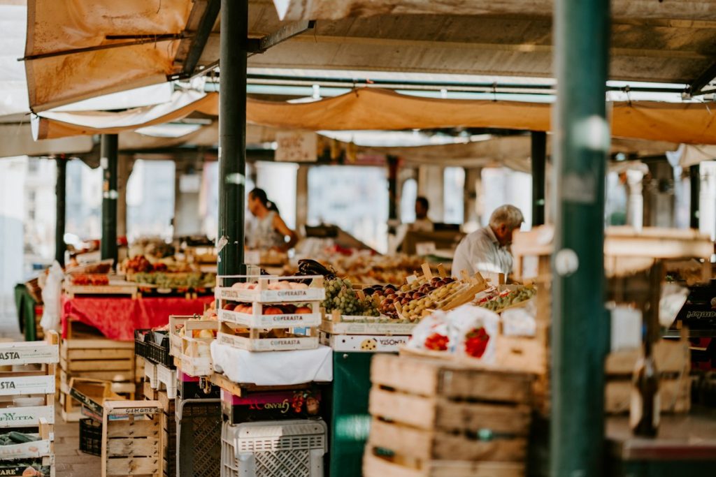 Étal coloré de produits frais sur un marché méditerranéen