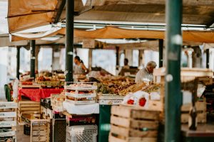 Étal coloré de produits frais sur un marché méditerranéen