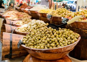 Olives et produits provençaux sur un marché