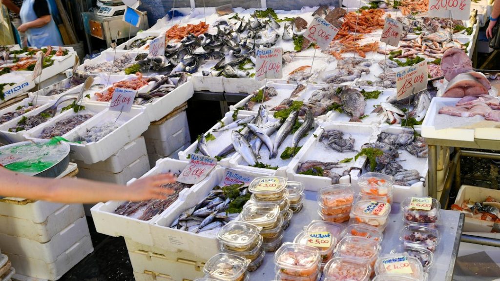 Poissons et fruits de mer frais sur un marché méditerranéen