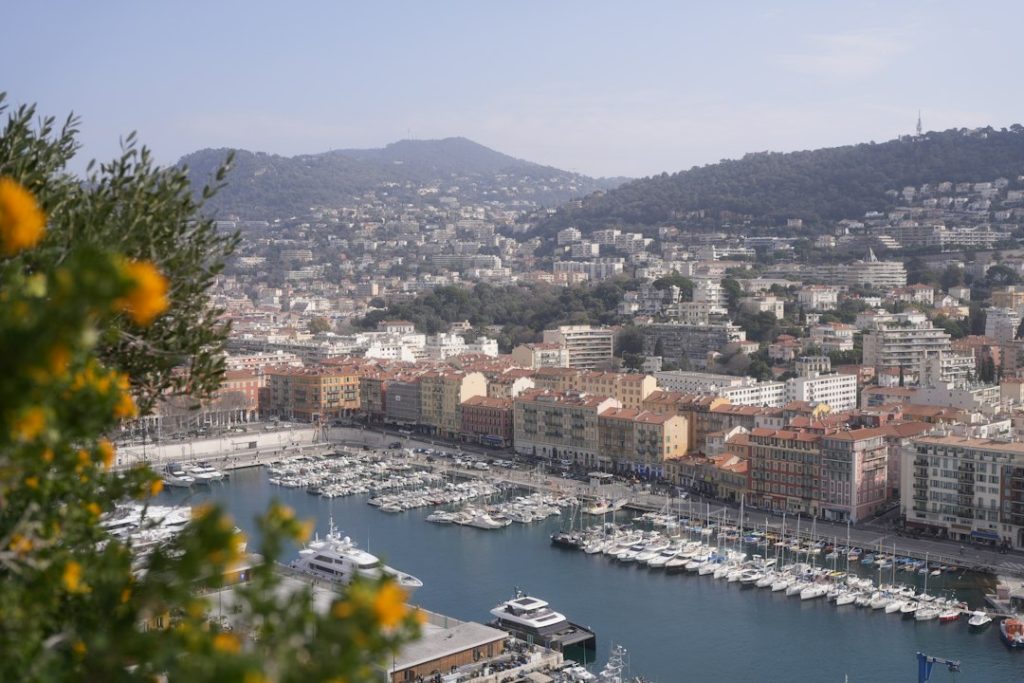 Bateaux dans le port de Toulon avec la ville en arrière-plan