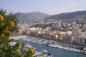 Bateaux dans le port de Toulon avec la ville en arrière-plan