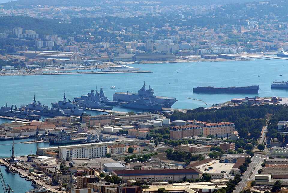 Vue aérienne du port de Toulon et de la rade