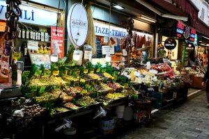 Produits méditerranéens frais présentés sur un marché