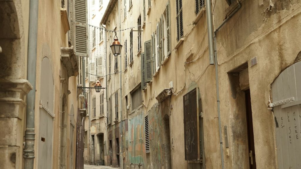 Rue de Toulon en France avec une ambiance méditerranéenne