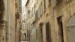 Rue de Toulon en France avec une ambiance méditerranéenne