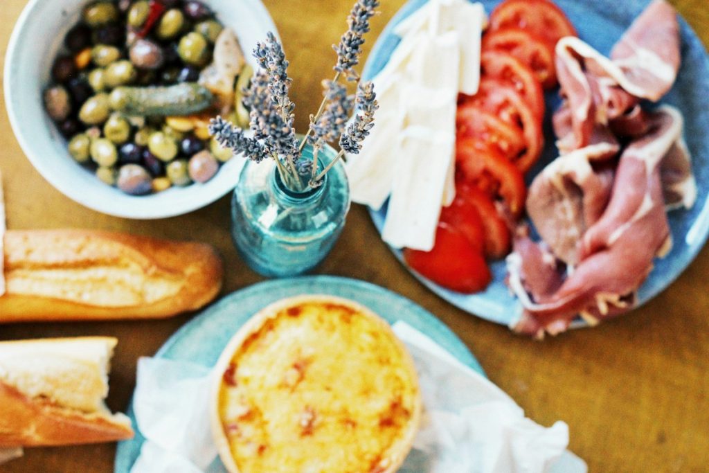 Table de restaurant avec une ambiance méditerranéenne