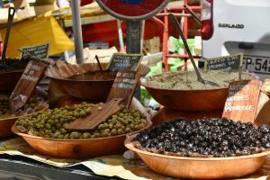 Plats méditerranéens sur une table conviviale
