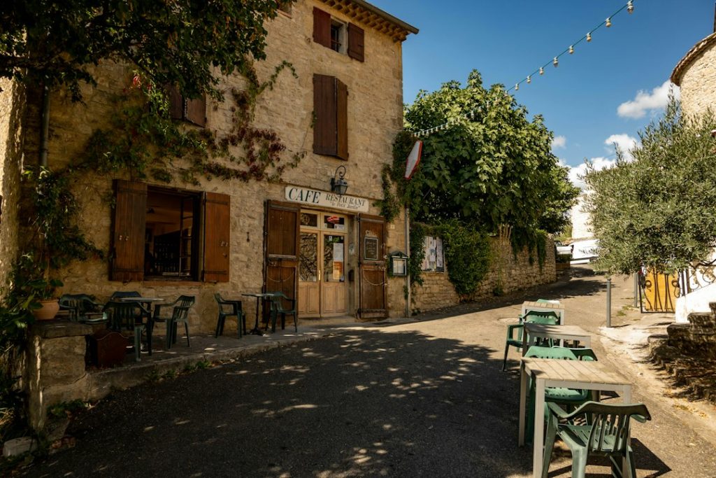Table de restaurant dans une ambiance méditerranéenne en Provence