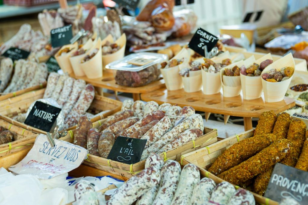 Produits frais sur un marché provençal, illustration d’une escapade gourmande à Toulon