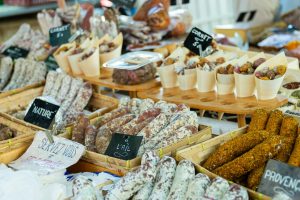 Produits frais sur un marché provençal, illustration d’une escapade gourmande à Toulon